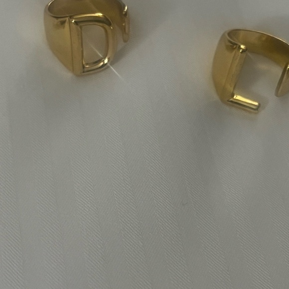 Gold chunky initials ring - Picture 5 of 7